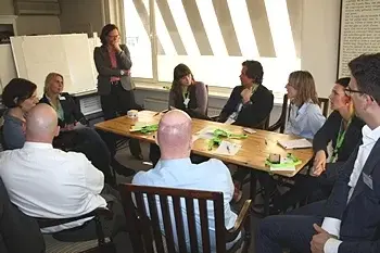 Een groep tijdens een zakelijke bijeenkomst