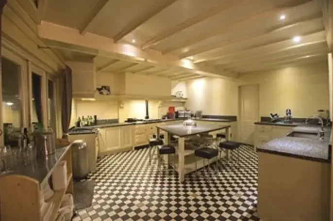 De ruime kookstudio met kookeilanden