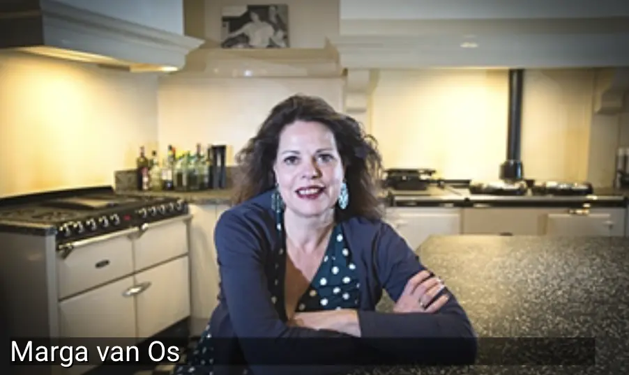 Marga van Os in haar kookstudio