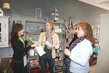 Gasten in gesprek aan tafel