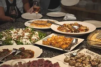 Een rijk gedekte tafel met verschillende gerechten